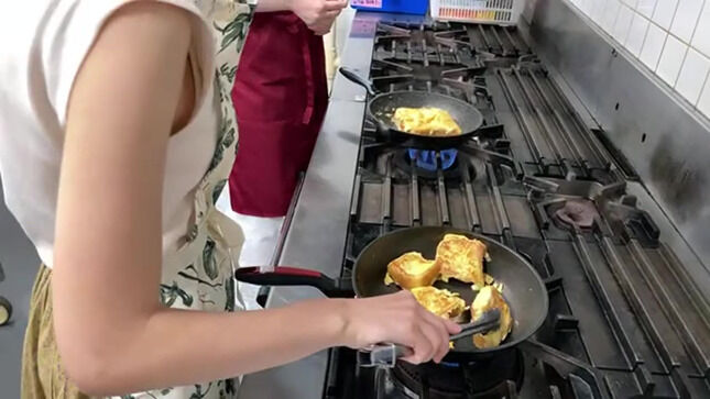 東留伽アナ　ゆるゆるの脇からブラチラ生配信！！【GIF動画あり】