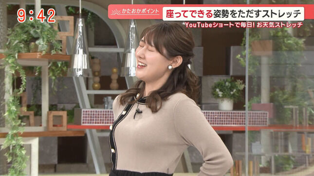 森山みなみアナ ストレッチをして胸元がクッキリ!!【GIF動画あり】