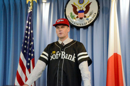 着任会見で“カープファン”アピールする福岡米国領事館の新領事ｗwｗｗ