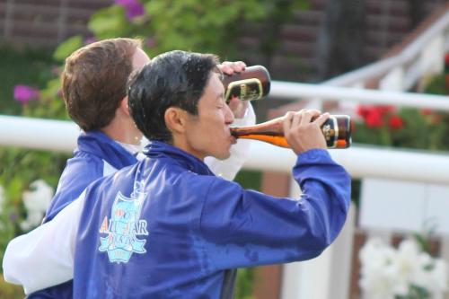 【競馬ネタ】競馬場って昼間からビール飲んでる奴がたくさんいてさ、