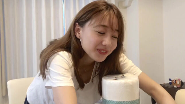 高田秋キャスター　前屈みで「胸チラ」商品紹介！！