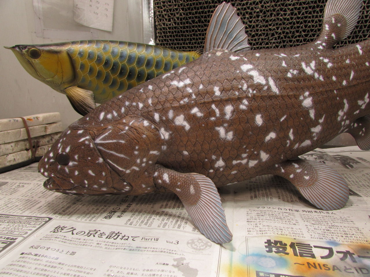 ハンドメイド　61cmシーラカンス　茶色　フィギュア　レプリカ　化石魚　置物 ハンドメイド 61cmシーラカンス フィギュア レプリカ 化石魚
