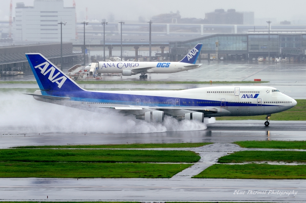 雨でこそ見える迫力 羽田空港4月21日 Blue Thermal Photography 雨でこそ見える迫力 羽田空港4月21日 Blue Thermal Photography