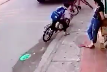 自転車の男子学生がトラックの下敷きに → その結果・・・【動画】