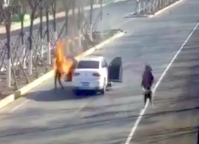 天津市でヤバすぎる事故？が撮影される。運転中の運転手が火だるまに。