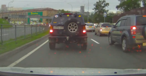 対向車のバイカーがカーブで転倒し最悪の結末を迎える【動画】