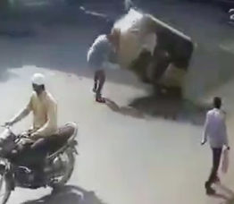 インドで歩行者がリキシャに轢かれて死亡