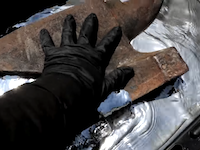 水銀をたっぷり入れた桶に重たい金床を沈めるとどうなるのか。こうなります動画。
