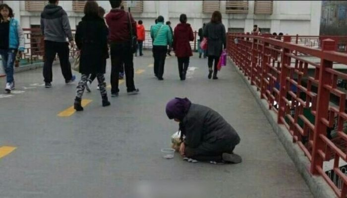 中国で物乞いをする女性。こいつマジで終わってる・・・【5pic】