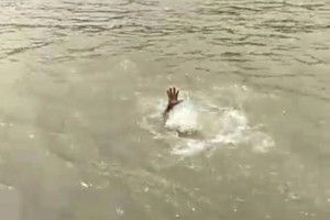 【動画】ナニカに襲われた！？ インドのガンジス川で溺れ死ぬ人物の映像が怖すぎると話題に