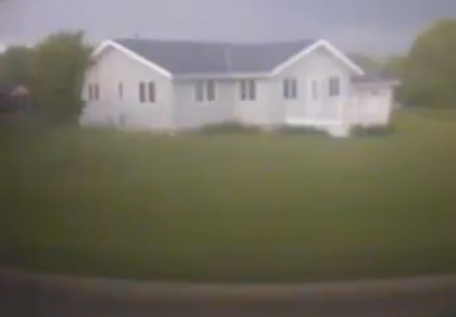 強烈な竜巻で家が崩壊。その監視カメラに映っていた恐怖の映像【動画】