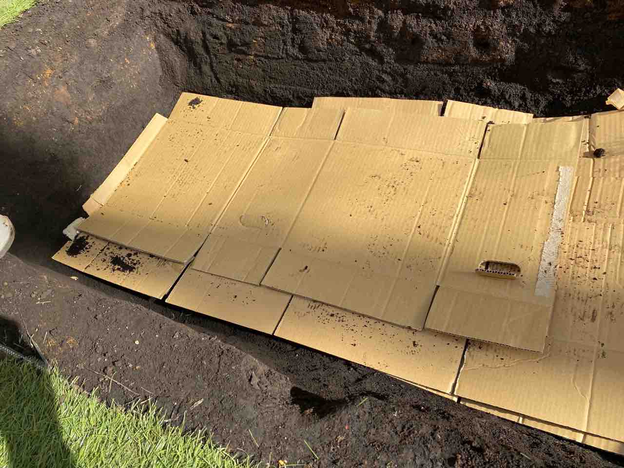 素人自作池にブルーシートを敷いて水を張ってみた。 : 多道楽〜多趣味