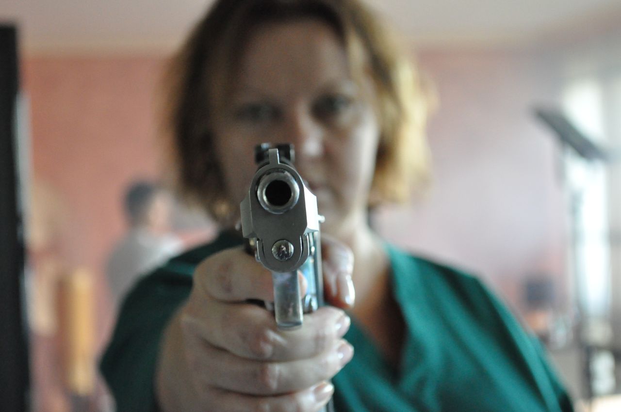 米国ガンショップ店主 銃の説明中にうっかり発砲 女性客の足を撃つ にょっこタイムズ 米国ガンショップ店主 銃の説明中にうっかり発砲 女性客の足を撃つ にょっこタイムズ