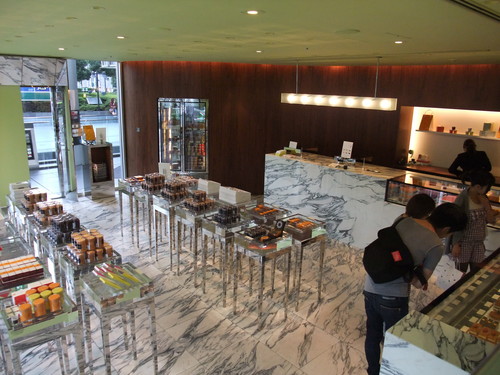 表参道｢ピエール･エルメ･パリ 青山(PIERRE HERME PARIS Aoyama)｣ : 我は偏食を愛す。