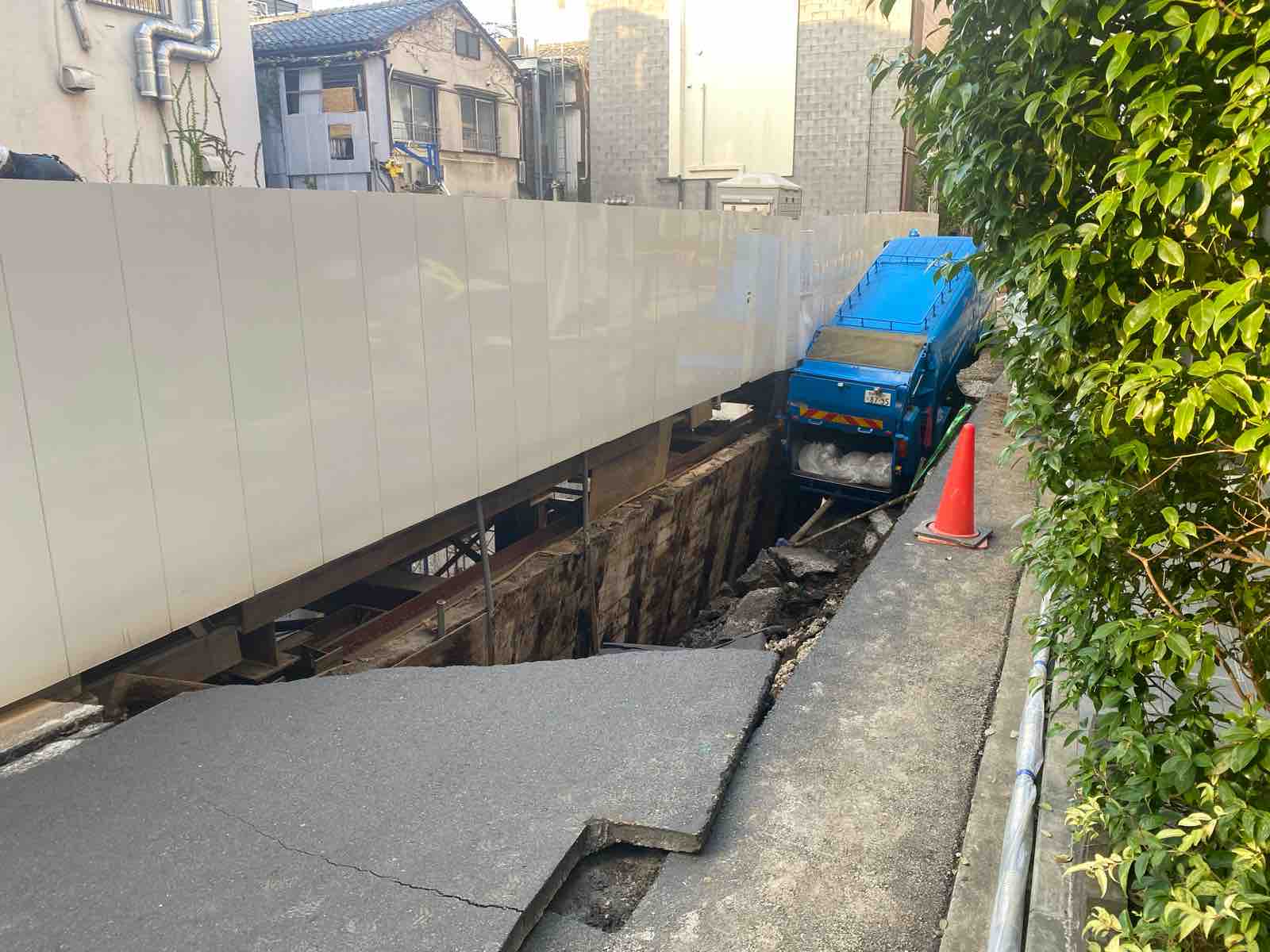 埋め戻し始まる 吉祥寺の道路陥没 続報2 武蔵野市議 川名ゆうじ Blog 埋め戻し始まる 吉祥寺の道路陥没 続報2 武蔵野市議 川名ゆうじ Blog