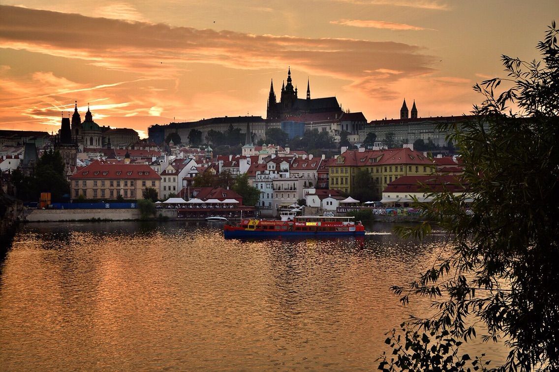 夕暮れプラハ 美しい図書館 世界で学べ 青空教室
