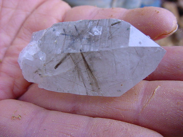 国産鉱物　山梨県　塩山竹森山　天然水晶　　トルマリン入り水晶　
番号999 国産鉱物 山梨県 塩山竹森山 天然水晶 トルマリン入り水晶