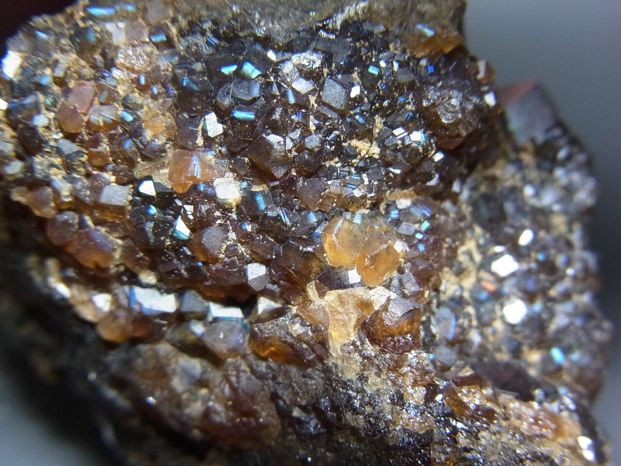 国産鉱物 天川村白倉谷産 ネオンレインボーガーネット クラスター