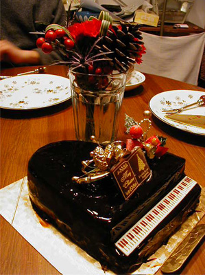 クリスマスケーキピアノ型 見たり食べたり聴いたり