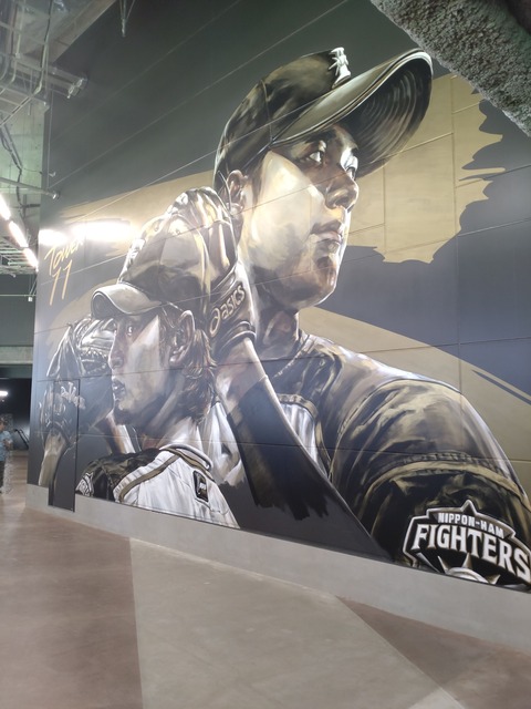 日ハムのレジェンド ダルビッシュ&大谷の壁画 TOWER11にて