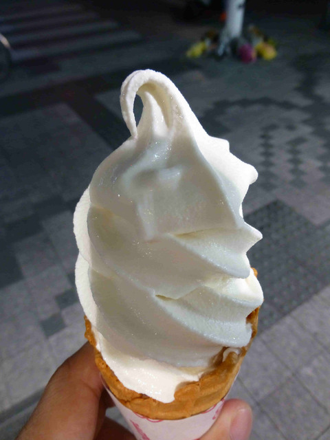 那覇市国際通りにある塩屋松尾店の雪塩ソフト