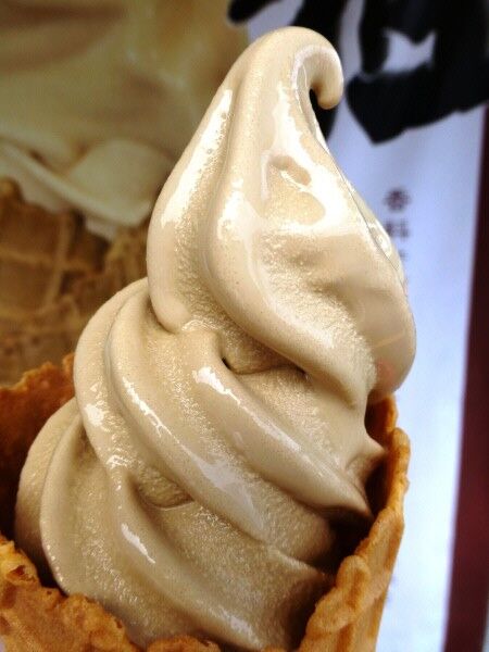 那智ねぼけ堂の那智黒ソフト。那智の滝に向かう道中で発見! 那智黒ソフト。本物の那智黒飴を使用したジューシーな仕上がり