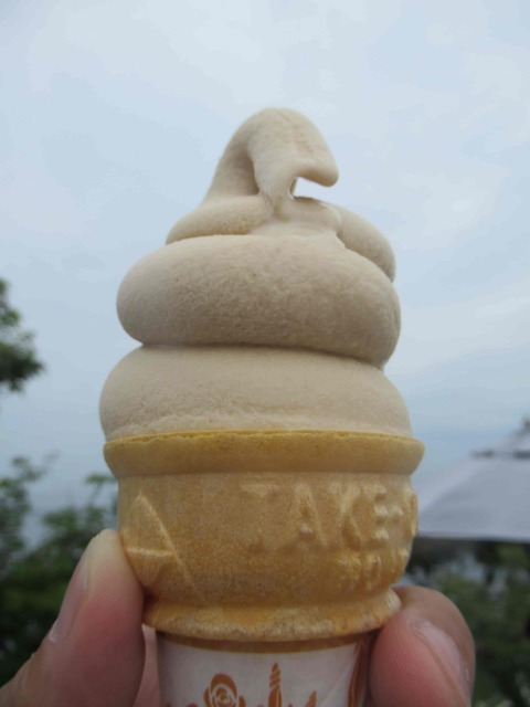 道の駅うずしおの玉ねぎソフト。淡路島名物玉ねぎ味を鳴門の渦潮を眺めながら楽しめます。