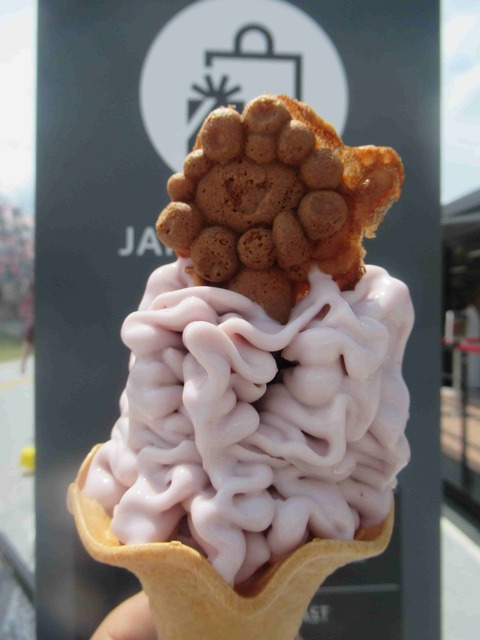 大阪・関西万博会場東ゲート付近JAPANマルシェの紅ばらいもソフト。ミャクミャク焼きトッピングで