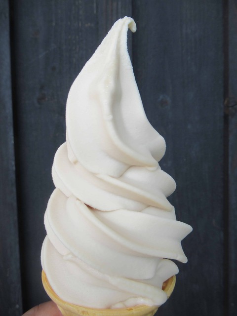 ご当地コーラ・ガラナを使用した道の駅なないろ七飯のガラナソフト。コーラなのみ真っ白ビジュアル