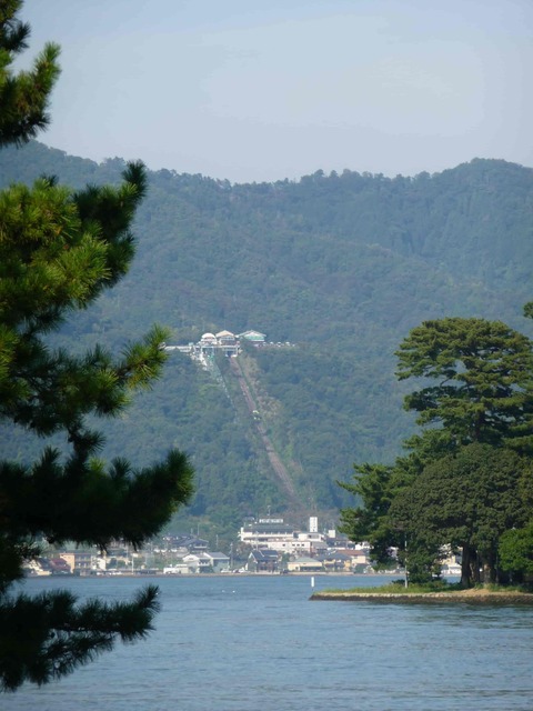 天橋立の砂州からロープウェイ乗り場を眺めるの図