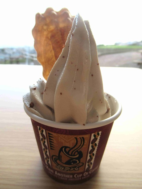 道の駅厚岸グルメパークのソフトクリーム オイスターモカ オイスターソース使用のチョコ仕立て