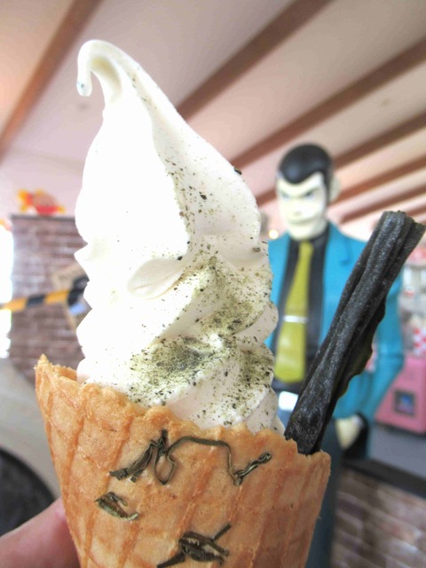 北海道、霧多布温泉ゆううの名物昆布ソフトクリーム(昆布入りコーンとスプーン付き