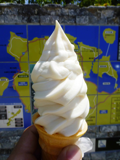 今帰仁城で食べたおっぱ牛乳ソフト