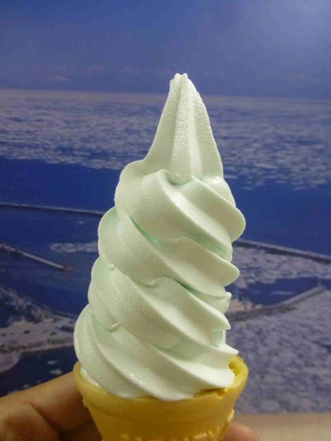 道の駅知床・らうすの深層水ソフトクリーム。クールな塩味ソフト