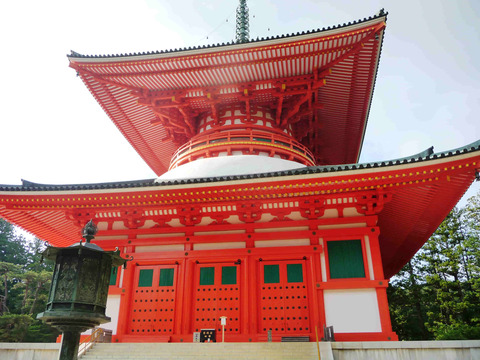 高野山・根本大塔。真言密教のシンボルである朱塗りの多宝塔。