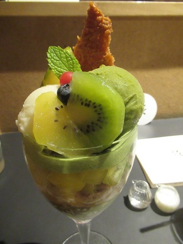 札幌の締めパフェの人気店　佐藤の限定グリーンスムージー