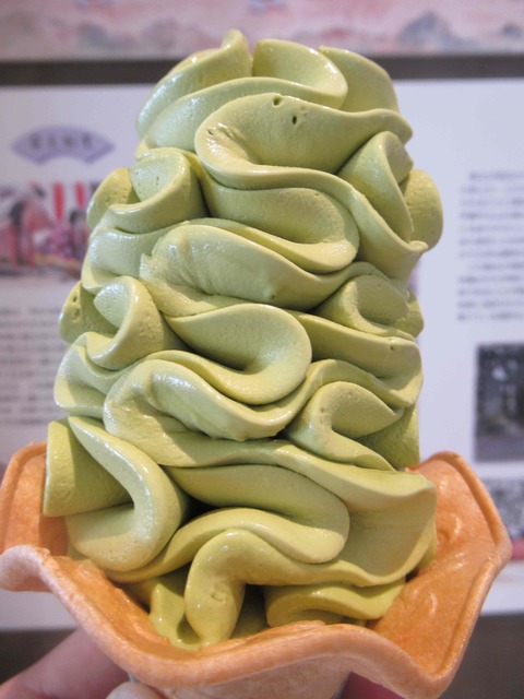 土山プレミアム抹茶ソフト。ライトな口当たりが特徴。