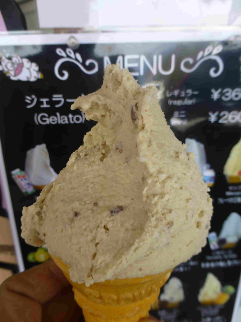 道の駅許田おっぱ乳業の泡盛レーズンアイス