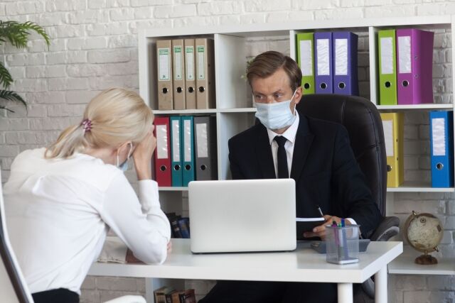 スペイン企業、毎朝40分早く出勤していた社員をクビにする