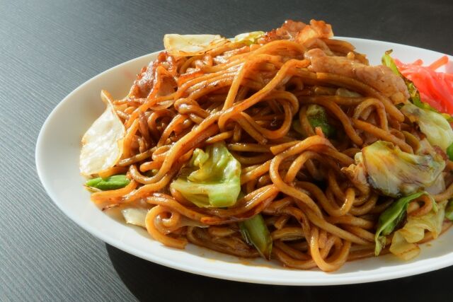 焼きそば担当大臣ワイ、焼きそばにキャベツを入れることを禁止????