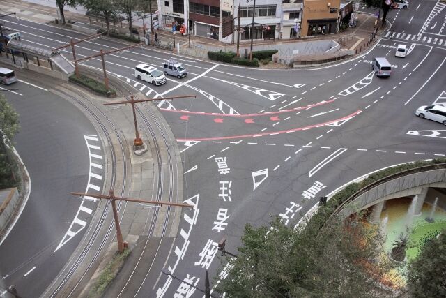 岡山県警「これらも違反として検挙しています」交差点での正しい右左折について注意喚起