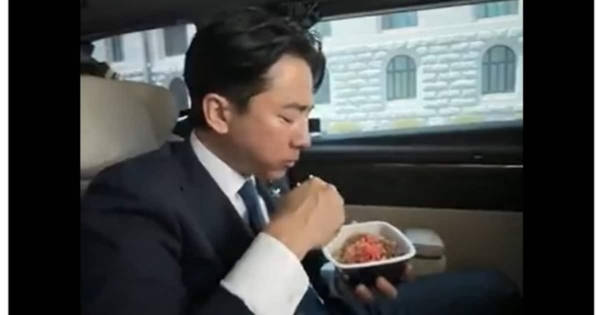 【速報】小泉進次郎さん、ただ牛丼食うだけの動画が1億回も表示される