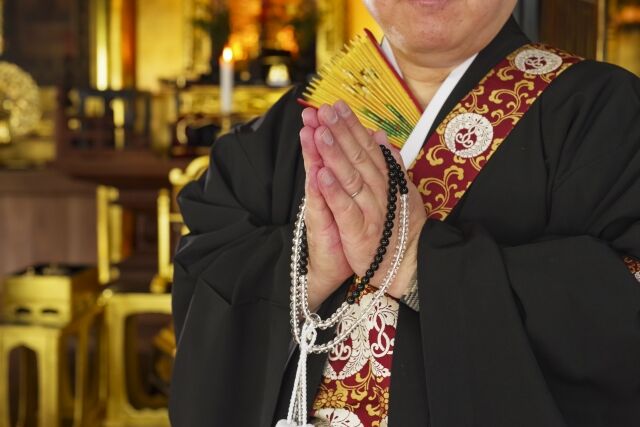 【悲報】葬式とかいう坊主のソロライブ、あまりにも長すぎる