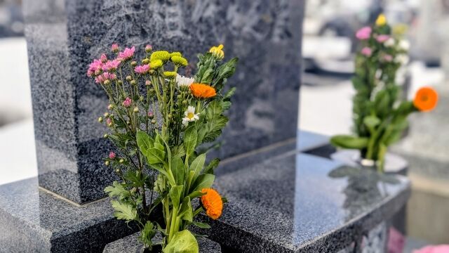 親族の墓にもたれかかった状態で見つかった男性の遺体の身元が判明　車には遺書