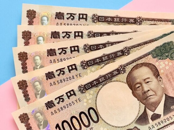 【悲報】ニセ警察官「お爺ちゃん手信号しなきゃダメよ、今警察官2人いるから2万5千円ずつで5万円払ってな」