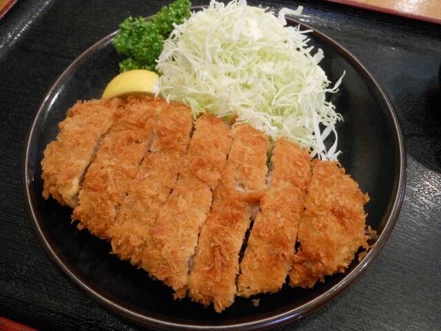 【悲報】とんかつのキャベツ、何で食べるのかまだ正解がない