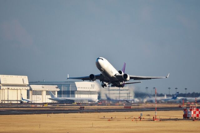 離陸中のUPS貨物機からエンジンが脱落し墜落、周辺の建物を巻き込み少なくとも12人死亡