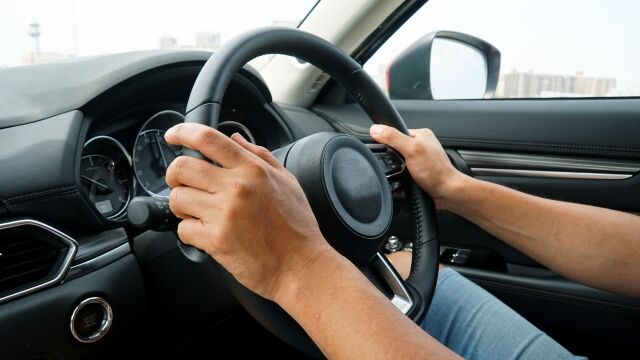 信号変わったら直進対向車より先に右折しようとする奴ｗｗｗｗ