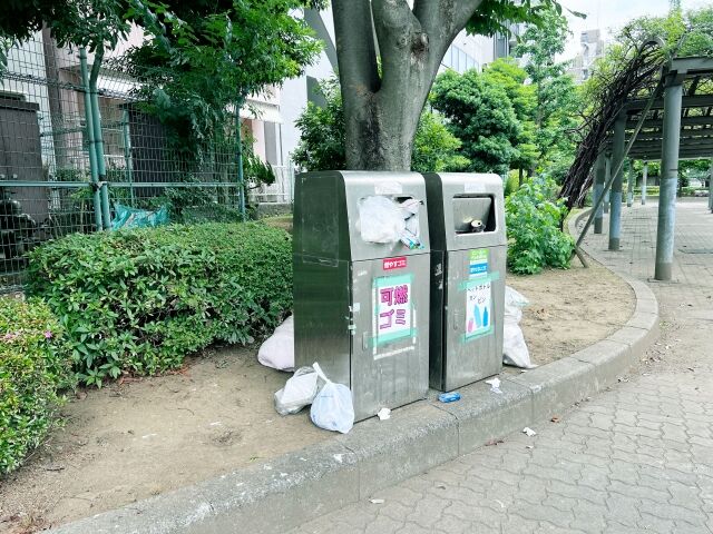 老人「これ君たちのゴミ？」 子供「違うよ」 老人「違っても拾ってゴミ箱に捨てなさい」