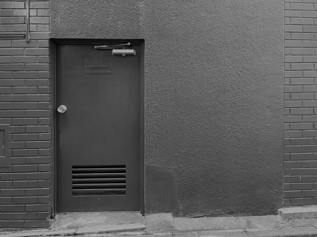 「僕やっちゃいました」暴力団事務所のドアを壊した疑いで男を逮捕